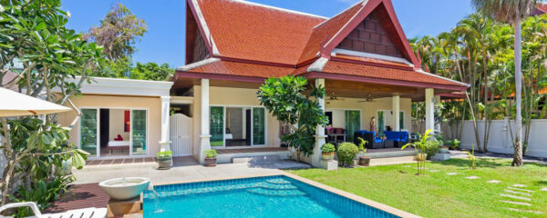 Villa White Cove de Phuket Investissement, exemple de luxe immobilier en bord de mer à Phuket, offrant élégance et opportunité d'investissement.